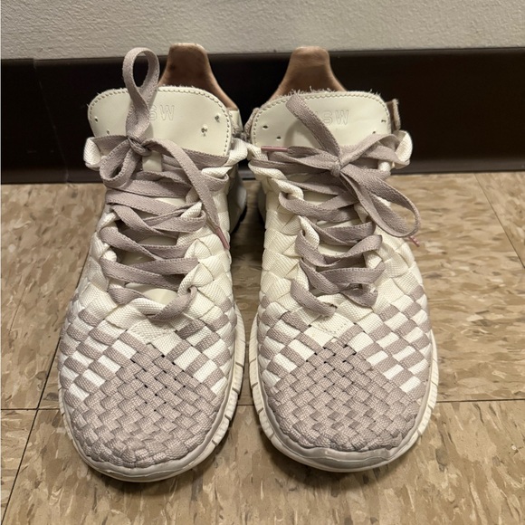 Nike - Picture 2 of 4